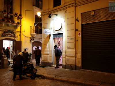 La salumeria da Nino si trova in via Vallisa, a due passi dall'affollatissima piazza del Ferrarese